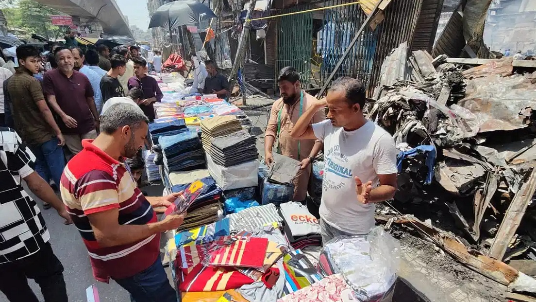 ফুটপাতে অস্থায়ী দোকান বসিয়েছেন বঙ্গবাজারের ব্যবসায়ীরা