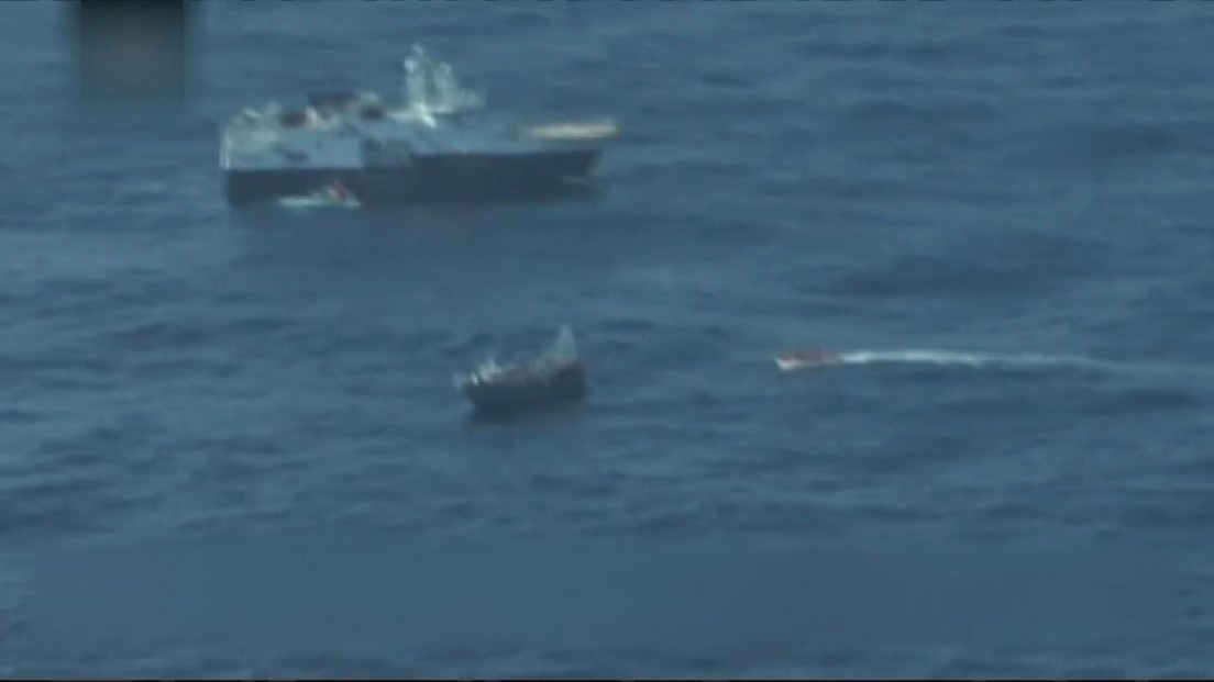 ভূমধ্যসাগরে মাছ ধরার নৌকা থেকে বাংলাদেশিসহ ৪৪০ অভিবাসনপ্রত্যাশীকে উদ্ধার করা হয়েছে। বুধবার তাদের মাল্টার আন্তর্জাতিক সমুদ্রসীমা থেকে উদ্ধার করা হয়। তবে এদের মধ্যে কতজন বাংলাদেশি রয়েছে তা জানা যায়নি। গত ১ এপ্রিল পূর্ব লিবিয়ার বেনগাজির কাছ থেকে মাছ ধরার নৌকায় ইতালির উদেশ্যে যাত্রা শুরু করে অভিবাসনপ্রত্যাশীরা। বাংলাদেশি ছাড়াও নৌকাতে সিরিয়া, পাকিস্তান, মিসর, সোমালিয়া ও শ্রীলংকার নাগরিক ছিলেন। দুদিন আগে দাতব্য সংস্থা অ্যালার্ম ফোন খবর পায়, ভূমধ্যসাগরে মাছ ধরার নৌকাটিতে ৪৪০ জন অভিবাসনপ্রত্যাশী খারাপ পরিস্থিতিতে পড়েছে। সংস্থাটিকে ফোনের মাধ্যমে বিষয়টি জানায় অভিবাসনপ্রত্যাশীরা। সমুদ্রে নৌকাটি চারদিন ধরে ভাসছিল। এর মধ্যে দুদিন ওই অভিবাসনপ্রতাশীদের না খেয়ে থাকতে হয়েছে বলে জানান অ্যালার্ম ফোনের মুখপাত্র। এরপর প্রায় ১১ ঘণ্টার চেষ্টায় তাদের উদ্ধার করে ডকটর্স উইদাউট বর্ডার্স। এমএসএফ এক টুইটে জানায়, খারাপ আবহাওয়ার কারণে রাতভর উদ্ধার অভিযানে বেশ বেগ পেতে হয়। শেষ পর্যন্ত ৮ নারী ও ৩০ শিশুসহ প্রায় ৪৪০ জনকে নিরাপদে উদ্ধার করা হয়। উদ্ধার হওয়াদের মধ্যে ১০০ জনকে ইতালির সিসিলির নৌঘাঁটিতে স্থানান্তর করার কথা বলেছে কর্তৃপক্ষ। বাকি ৩৩৯ জনকে দেশটির ব্রিন্দিসি শহরে পাঠানো হচ্ছে। প্রতি বছর ইউরোপ যাওয়ার পথে ভূমধ্যসাগরে প্রায়ই অভিবাসনপ্রত্যাশীদের প্রাণহানির ঘটোনা ঘটে থাকে। এর মধ্যে এশিয়া ও আফ্রিকার নাগরিকের সংখ্যা বেশি। গত তিন মাসে ইতালিতে ঢুকেছে প্রায় ২৮ হাজার অভিবাসী। গত বছর পাড়ি জমান ৬৮০০ জন।