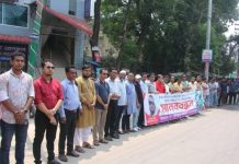 দেবিদ্বারের সাংবাদিক শাহীন আলমের উপর সন্ত্রাসী হামলার প্রতিবাদে কুমিল্লায় মানববন্ধন,