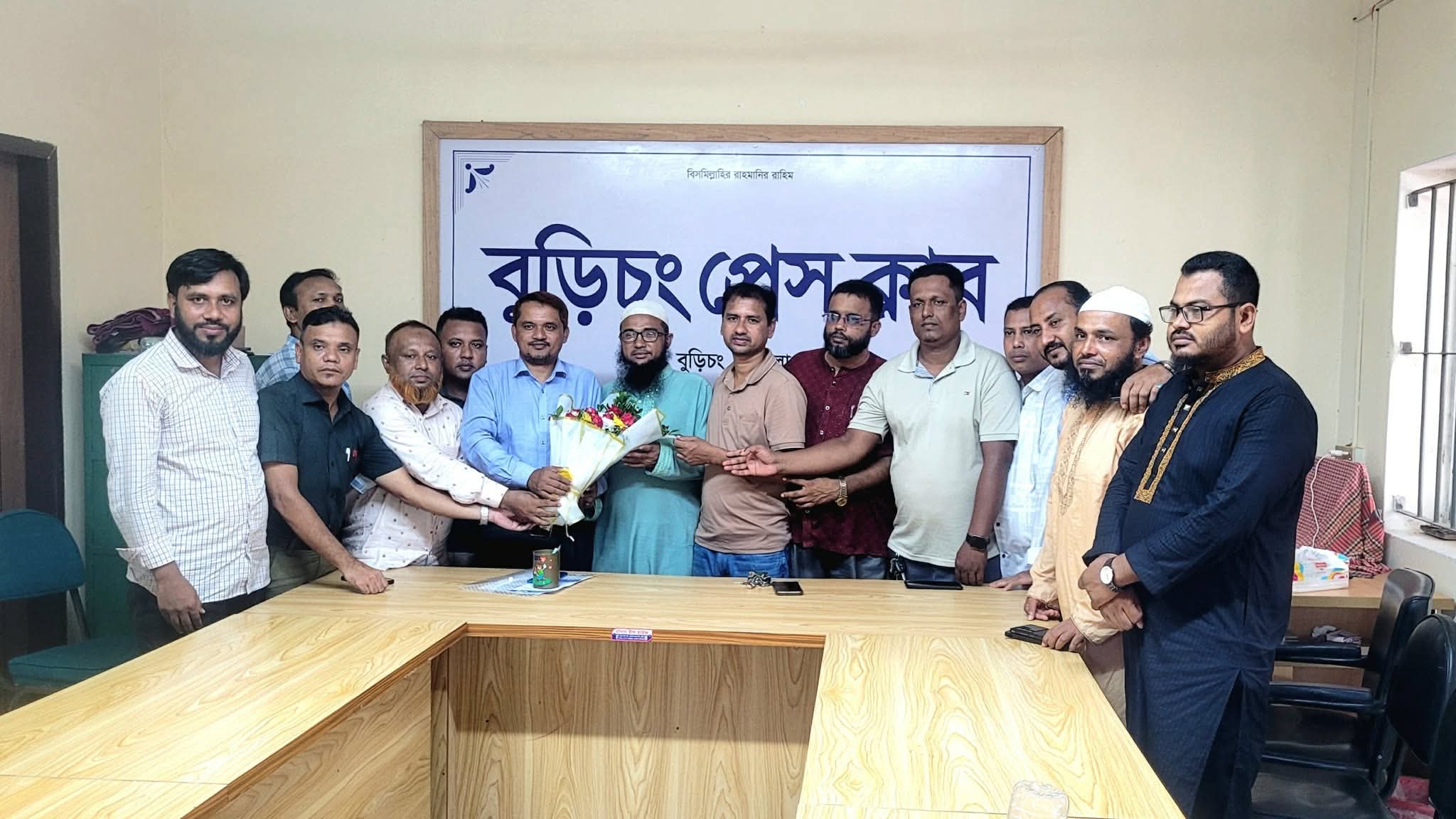 কুমিল্লায় বুড়িচং প্রেসক্লাবের নবগঠিত কমিটিকে শিক্ষকদের ফুলেল শুভেচ্ছা।