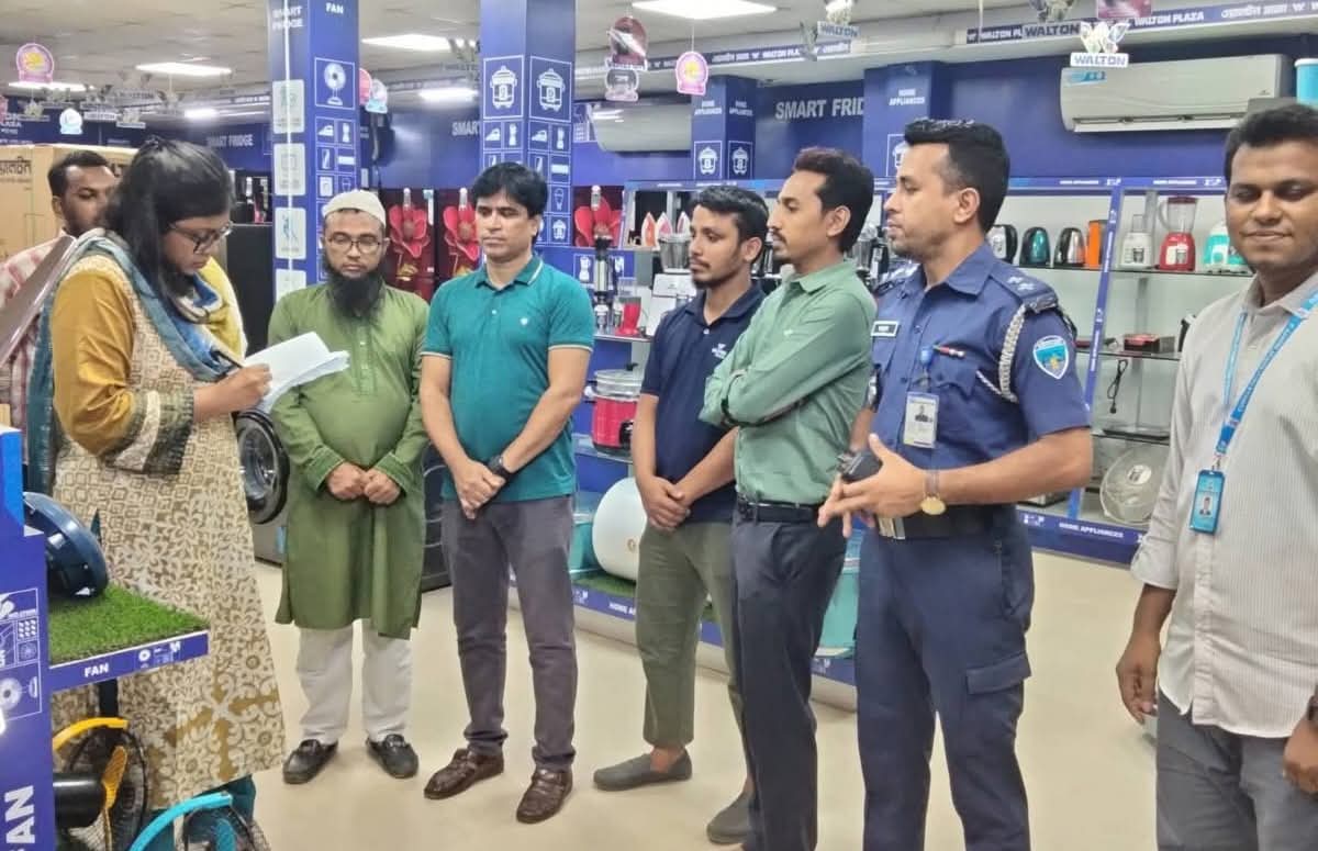 রাত ৮ টার পর দোকান খোলা রাখায় কুমিল্লা বুড়িচংয়ে দুই প্রতিষ্ঠানকে জরিমানা।