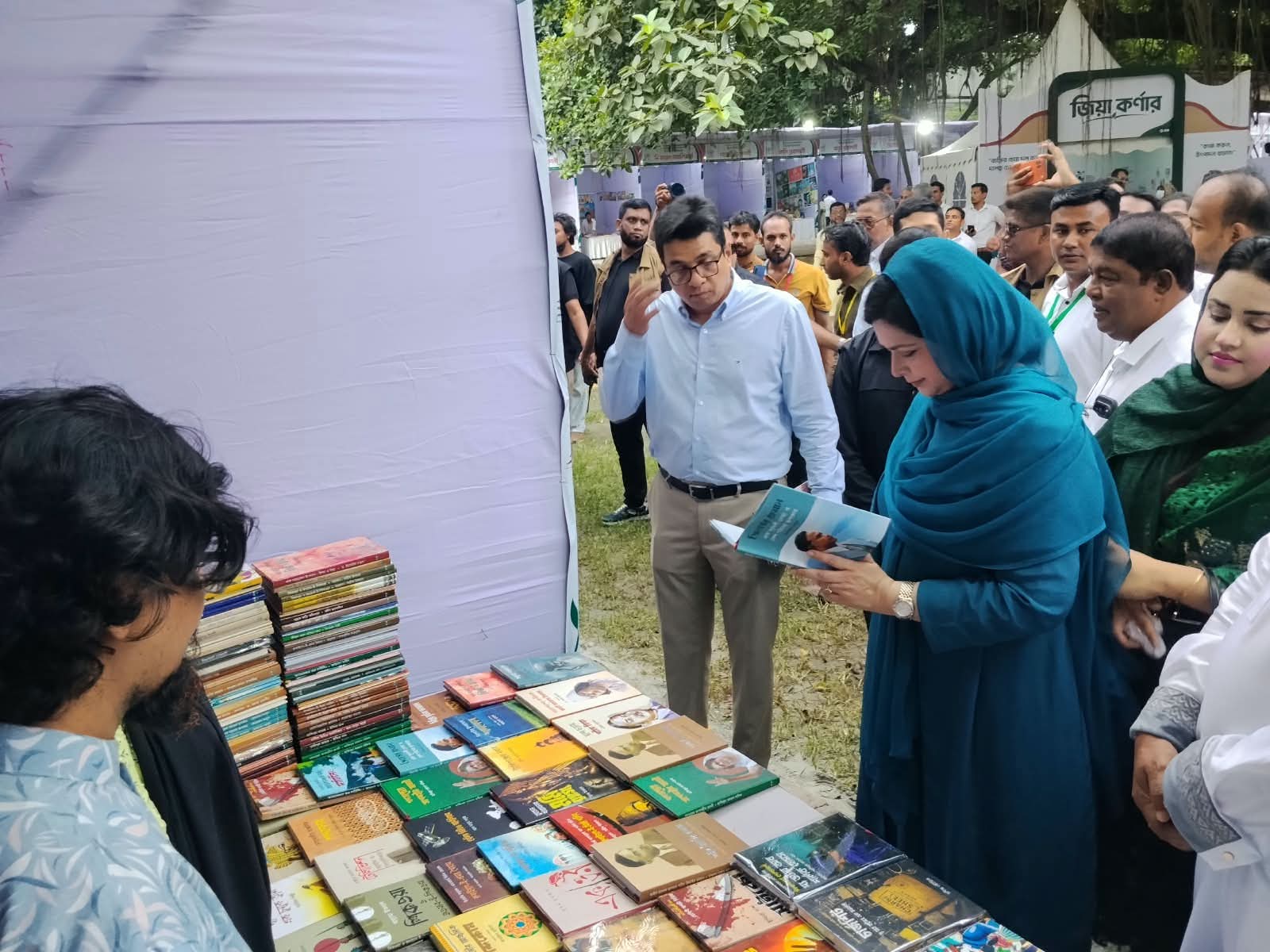 জিয়া স্মৃতি বইমেলায় মোহাম্মদ মাসুদ-এর বই কিনলেন ডা. জুবাইদা রহমান।